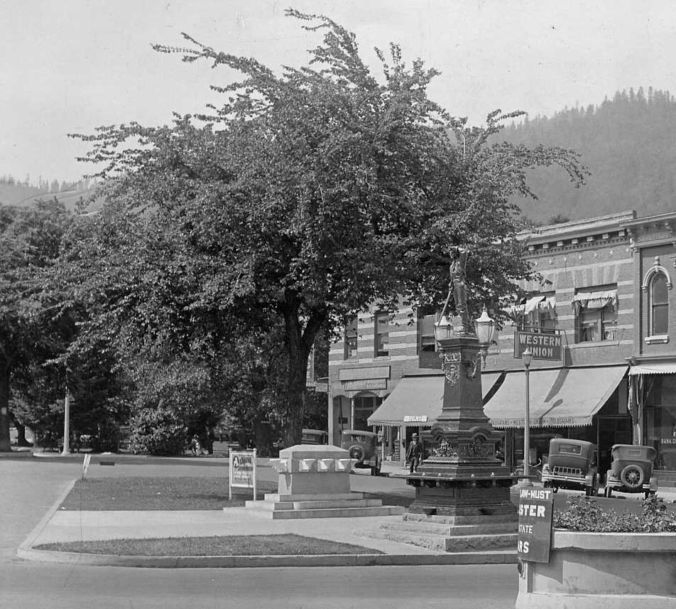 Lithia Water in fountains on Plaza. circa 1920s
